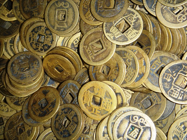 Le antiche monete cinesi erano ricche di simbolismo. L'esterno circolare e l'interno quadrato rappresentavano il cielo e la terra. Il materiale durevole, il rame, significava longevità.  (Immagine: Flickr / CC0 2.0 )