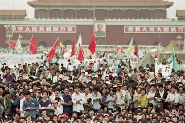 Crowd-in-Tiananmen-square-1989