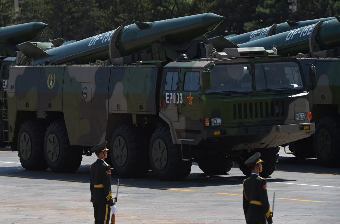 Veicoli militari che trasportano missili balistici DF-15B partecipano a una parata militare in Piazza Tiananmen a Pechino il 3 settembre 2015, in occasione del settantesimo anniversario della vittoria sul Giappone e della fine della Seconda Guerra Mondiale. (Immagine: GREG BAKER/AFP tramite Getty Images)