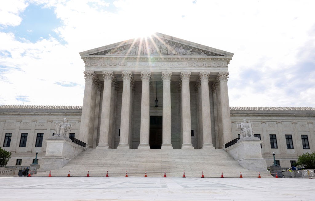 Bipartisan Lawmakers Query Supreme Court Travel Records - Vision Times