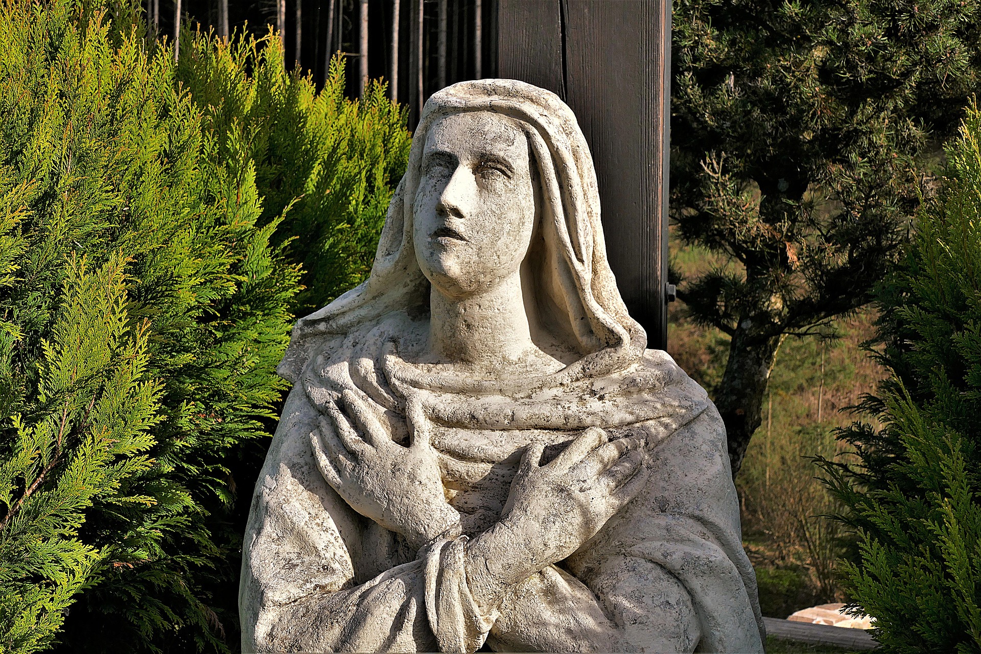 Дева Мария каменная статуя