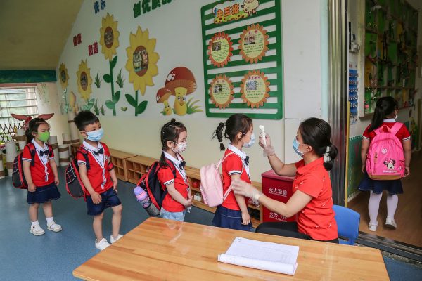 China_Kindergarten_Children_Temperature_Test