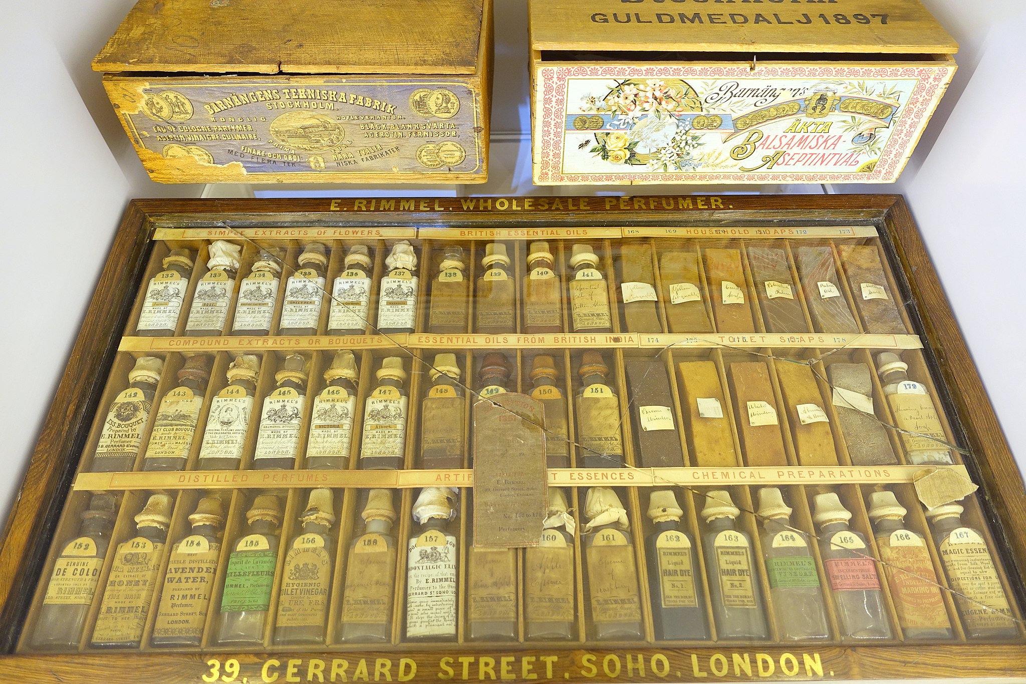 display-box-of-essential-oils-wikimedia-commons