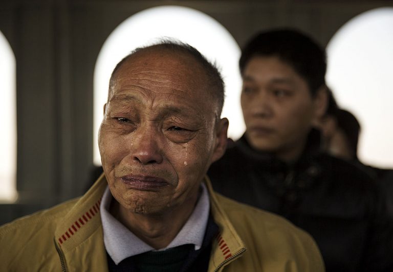 widower-ashes-late-wife-sea burial-Shanghai-over population-getty-images-480432921
