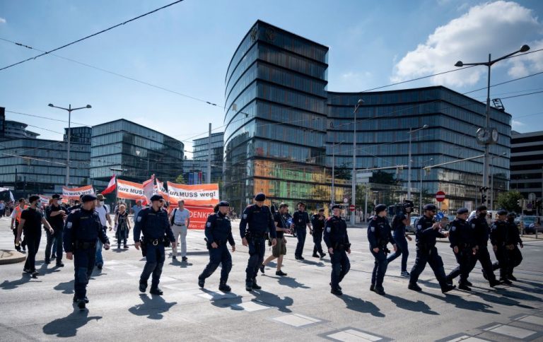 police-officers-protest-marchAustria-Vienna-anti-lockdown-protest-coronavirus-COVID-19-pandemic-measures
