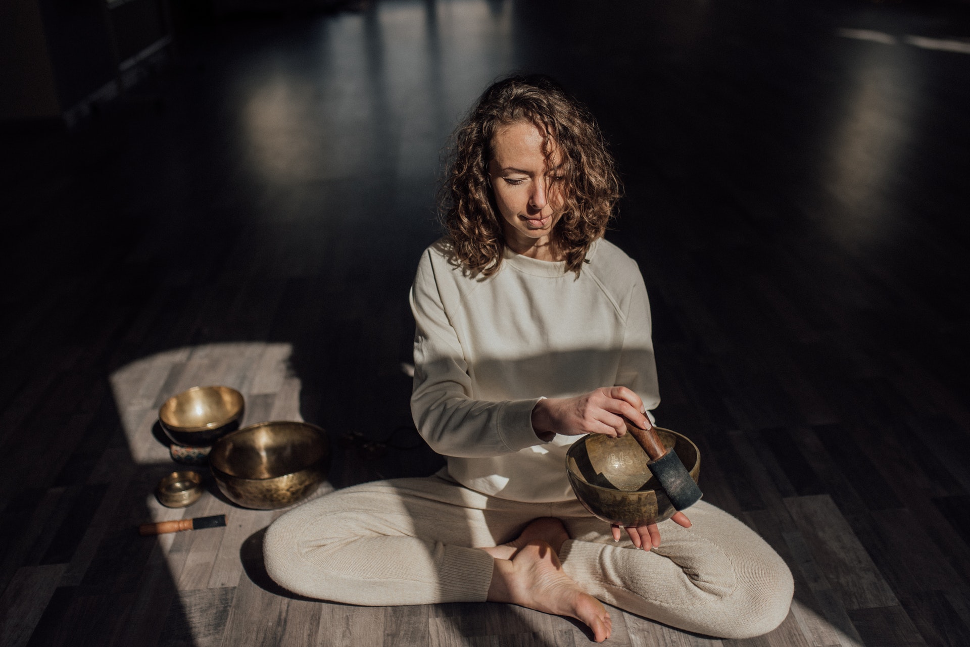Woman-sitting-with-singing-bowls-Pexels