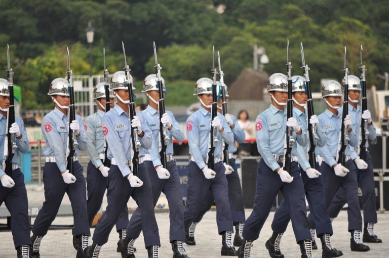 Taiwan_soldiers_dress-uniform_on-parade
