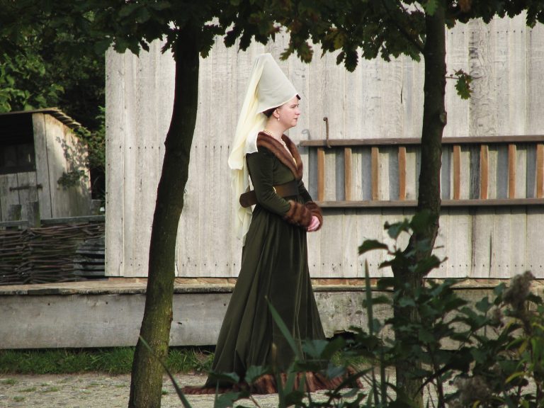 Medieval-lady-Flickr