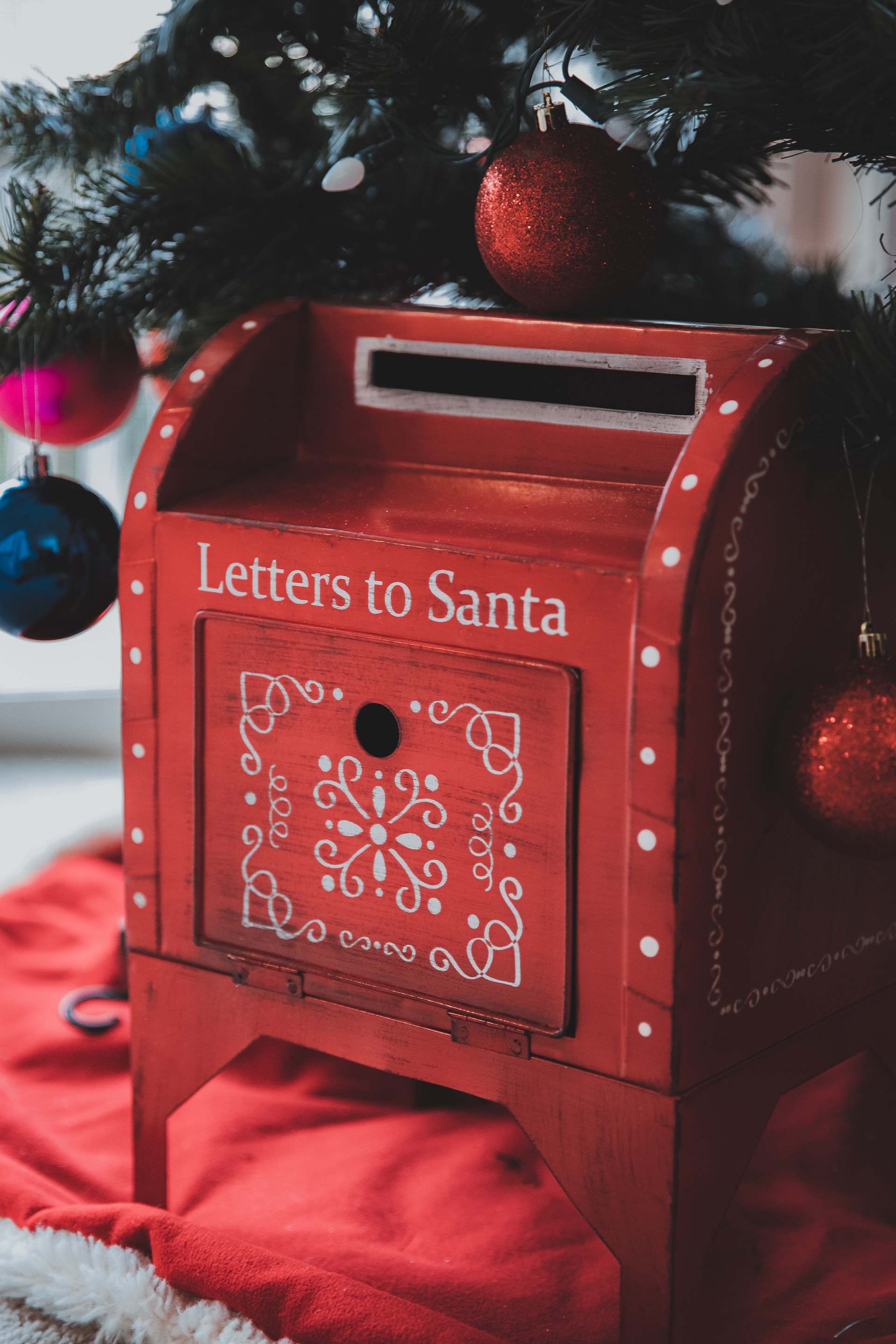 Santa-mailbox-Pexels