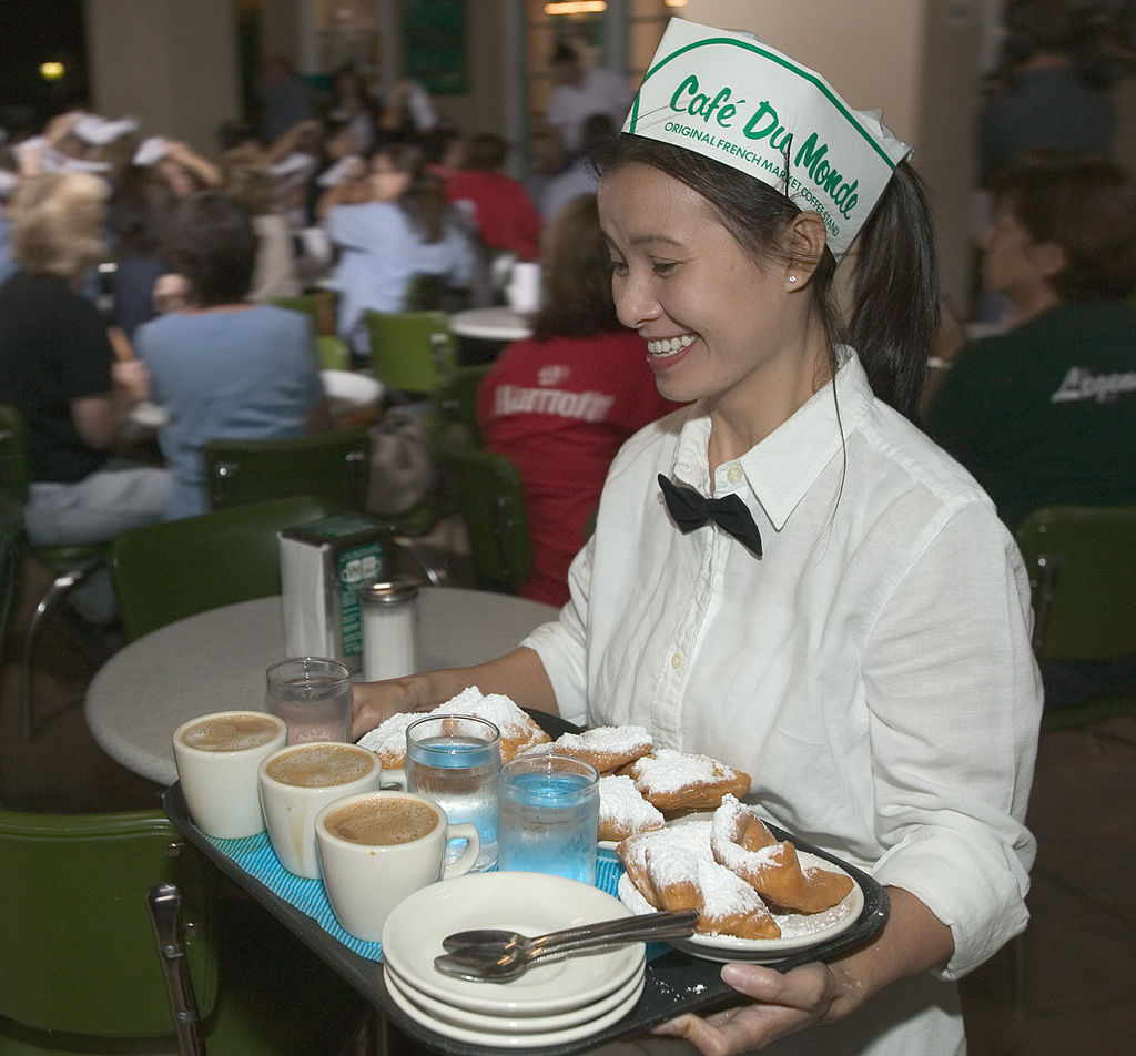 waitress-tipping-wikimedia-commons