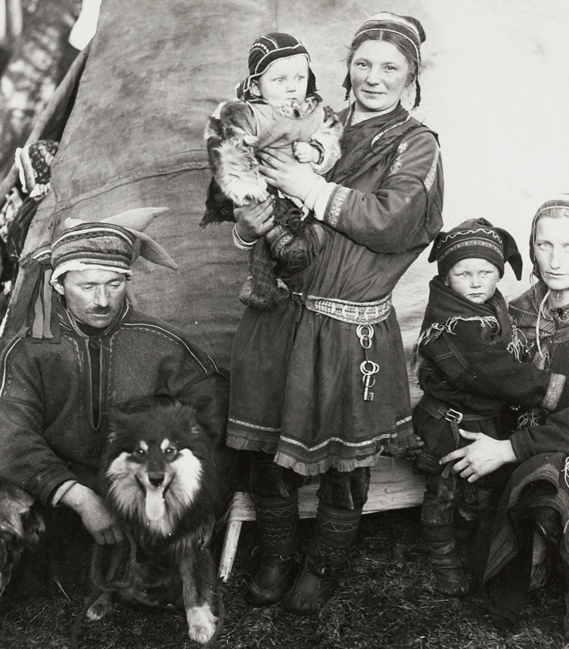 Sami-family-Wikimedia-Commons