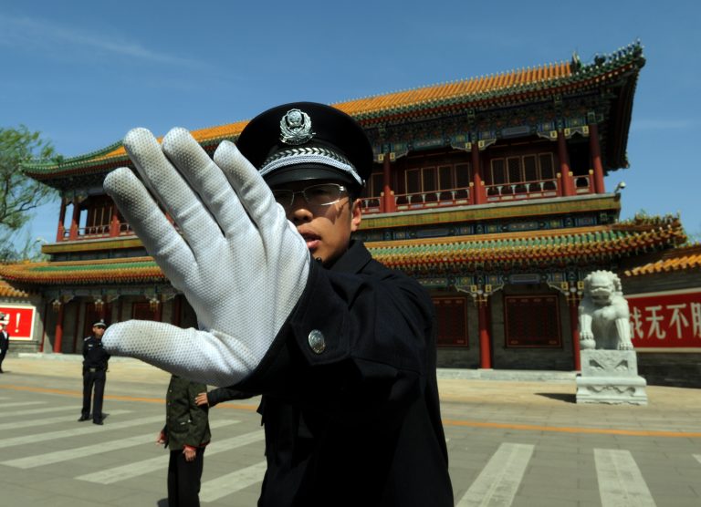 chinese-police-officer-blocks-photos-zhongnanhai_2012_GettyImages-142652450