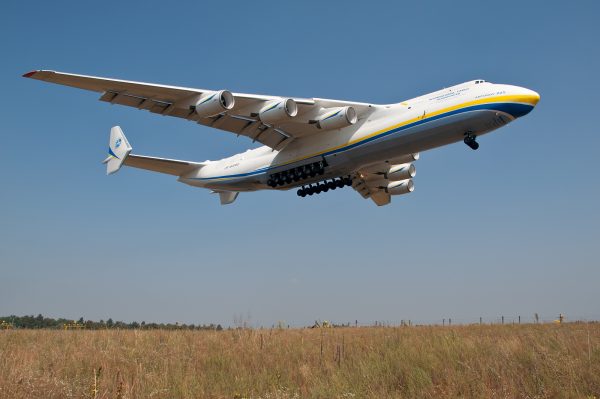 The An-225 "mriya" lands at Gostomel airport in 2014. (Image: Vasiliy Koba/Wikimedia Commons)