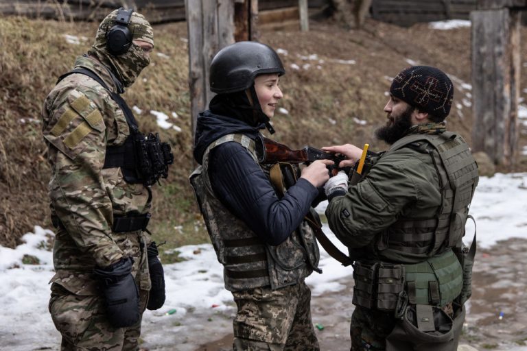 Teenage volunteers in Ukraine are being sent to the frontlines of Kiev after a mere three days of training, says BBC.
