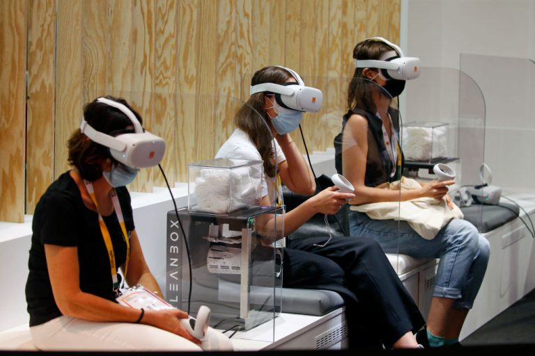 Microsoft Research had 18 people spend a week working in virtual reality, and they hated it, a study shows.