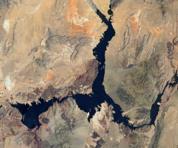 NASA satellite footage of Lake Mead in 2000 when the reservoir was nearly full at 1,220 feet. Note the deep blue depth, full body, and lack of mineral rings on the shoreline. 