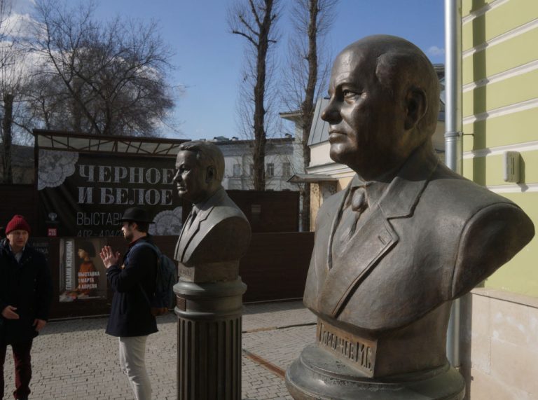gorbachev-statue-moscow