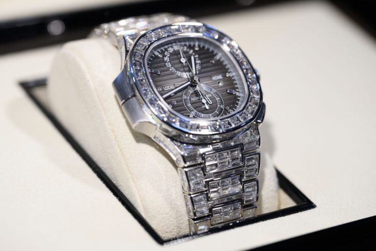After the crypto crash, luxury watches are flooding the secondhand market as speculators scramble for money during the crypto collapse.