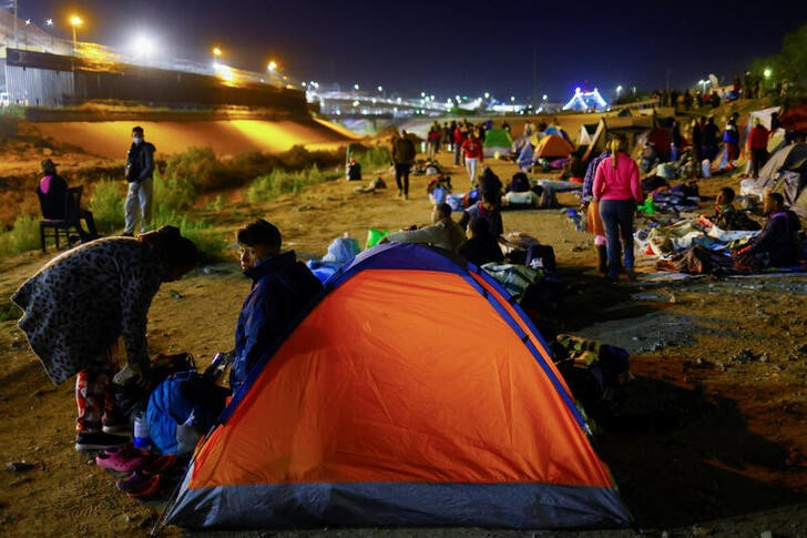 Venezuelan migrants, some expelled from the U.S. to Mexico under Title 42 and others who have not yet crossed after the new immigration policies, camp on the banks of the Rio Bravo river, in Ciudad Juarez, Mexico October 25, 2022. (Image: Screenshot / REUTERS)
