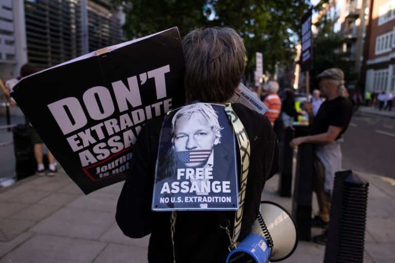 Julian-Assange-Media-outlets-urge-US-to-end-prosecution-Getty-Images-1397764686