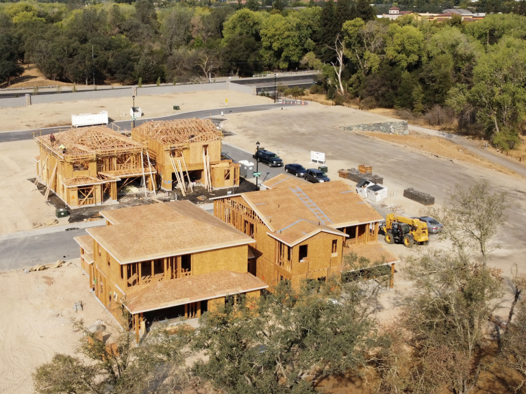 New homes are under construction at a model home display in the Eureka Grove neighborhood of Granite Bay, California, U.S., October 5, 2021. (Image: Screenshot/REUTERS)