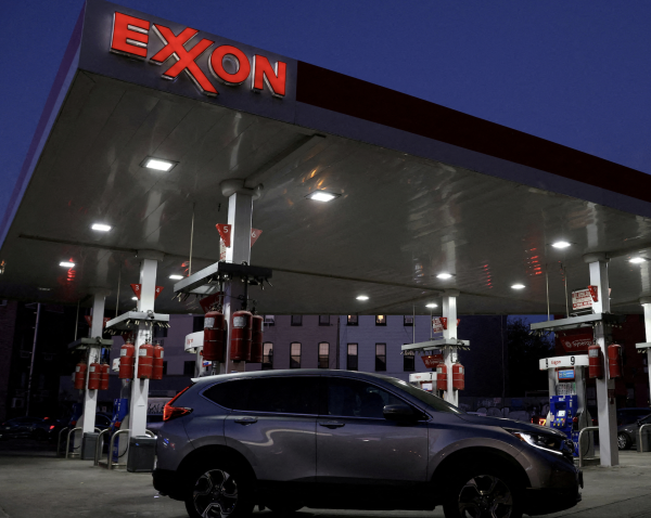 Cars are seen at an Exxon gas station in Brooklyn, New York City, U.S., November 23, 2021. (Image: Screenshot/REUTERS)