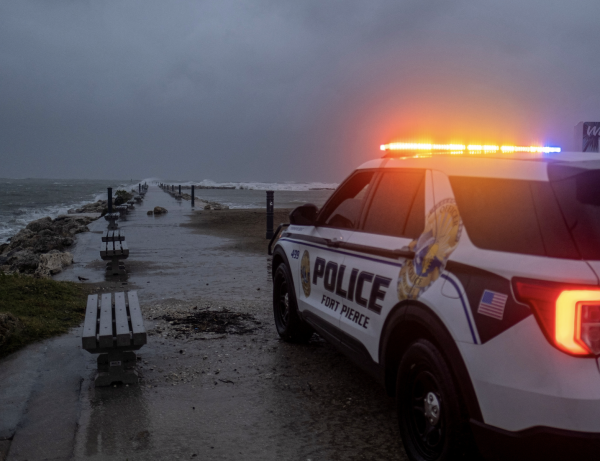 A police car blocks the entrance to the Inlet State Park before the expected arrival of Hurricane Nicole in Fort Pierce, Florida, U.S. November 9, 2022. (Image: Screenshot / REUTERS)