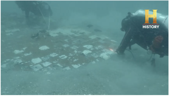 Divers explore the sea floor off Florida. (Image: Screenshot / Reuters)