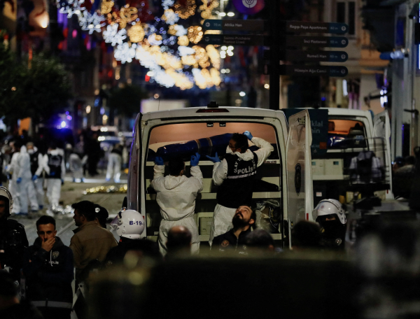 Police members transport the body of an unidentified person after an explosion on busy pedestrian Istiklal street in Istanbul, Turkey, November 13, 2022.  (Image: Screenshot / REUTERS)