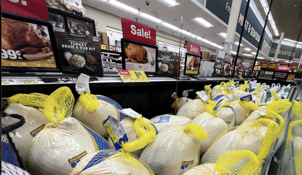 Turkeys are displayed for sale at a Jewel-Osco grocery store ahead of Thanksgiving in Chicago, Illinois, U.S. November 18, 2021. (Image: Screenshot / REUTERS)