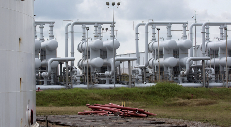 An oil storage tank and crude oil pipeline equipment is seen during a tour by the Department of Energy at the Strategic Petroleum Reserve in Freeport, Texas, U.S. June 9, 2016. (Image: Screenshot / REUTERS)