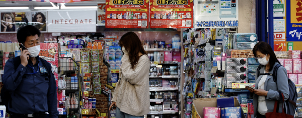 A woman chooses products at a drug store in Tokyo, Japan, October 21, 2022. (Image: Screenshot/REUTERS)
