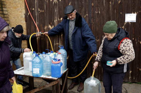 People fill up bottles with water near the Dnipro river after Russia's military retreat from Kherson, Ukraine, on November 21, 2022. (Image: Screenshot / REUTERS)