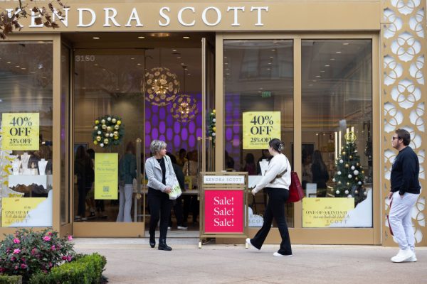 US-retail-sales-down-interest-rates-high-Getty-Images-1245087265