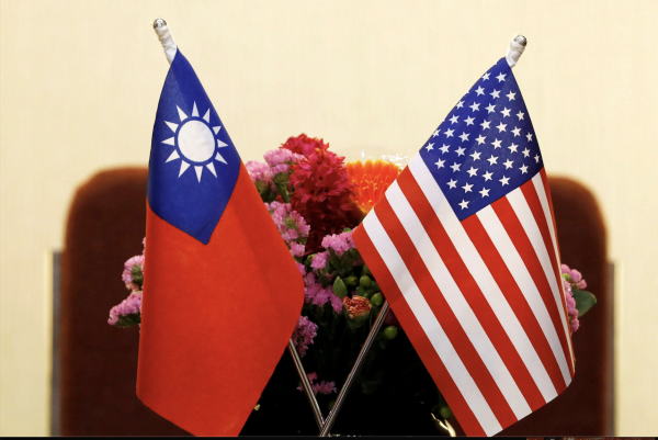 Flags of Taiwan and U.S. are placed for a meeting in Taipei, Taiwan March 27, 2018. (Image: Screenshot / Reuters)