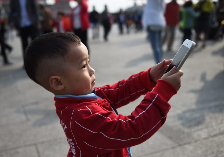 China-proposes-imposing-limits-on-smartphone-screen-time-for-minors-Getty-Images-456371210