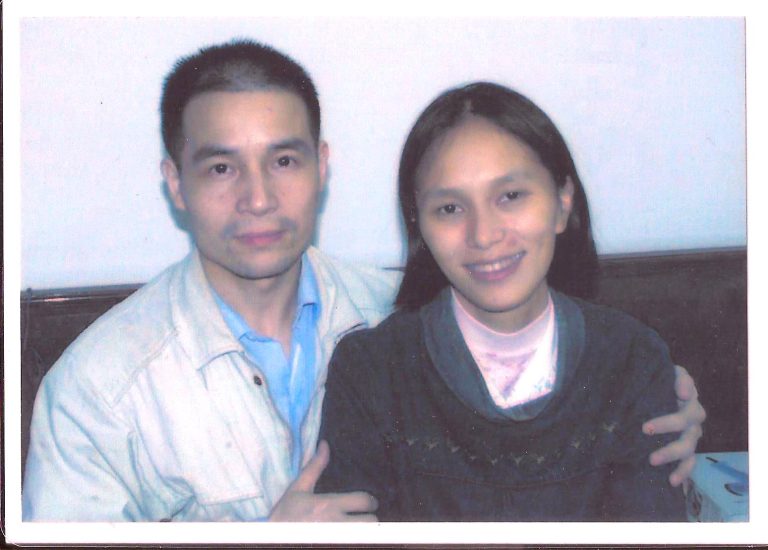 Yinghua Chen (right) with her husband, Wen Yu, in 2003. (Image: Courtesy of Chen Yinghua)