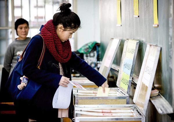 A woman takes part in an election in Taiwan. (Image: Ashley Pon/Getty Images)