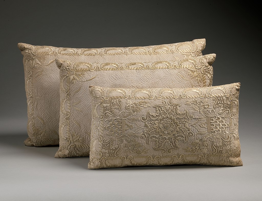 pillows-wikimedia-commons