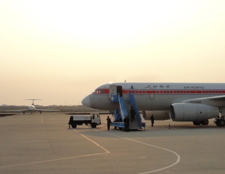Air_Koryo_Tupolev_Tu-204_P-632_at_Pyongyang_1_(crop) (1)
