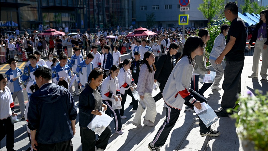 China’s Official Communist Youth League Account: Degree or No Degree, You’ll End Up Delivering Food