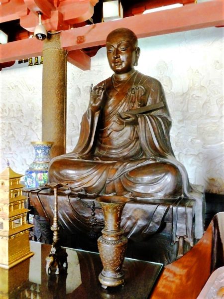 Statue_of_Xuanzang_in_the_Giant_Wild_Goose_Pagoda,_Xi'an
