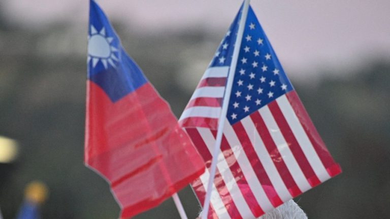 Taiwan-and-US-flags